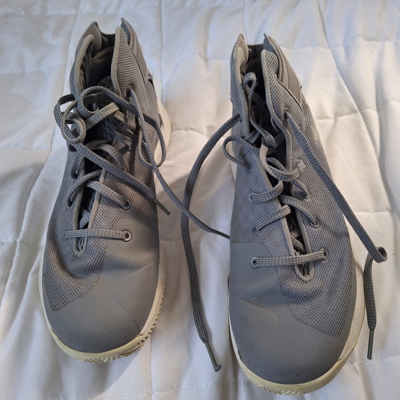Basketball Shoes - Picture 1 of 5